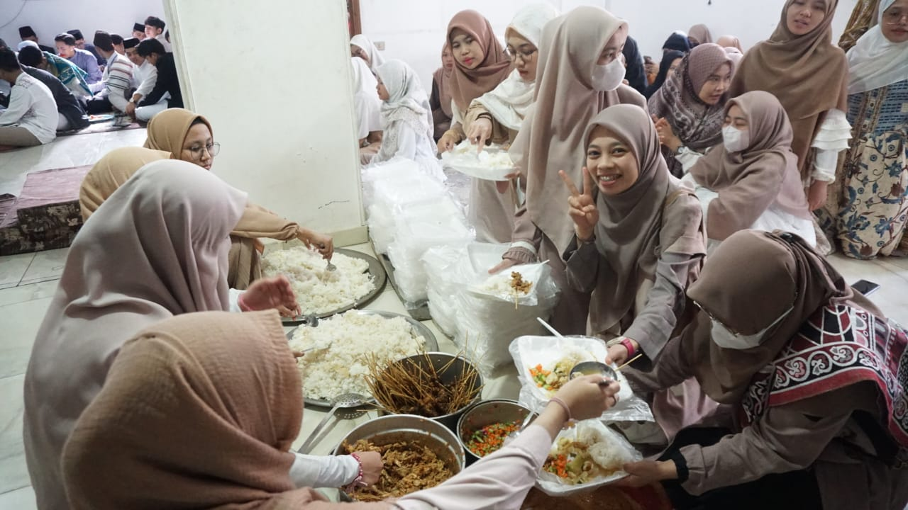Bukan Opor Maupun Kari Ayam, Sate dengan Baluran Bumbu Kacang serta Sop Tetelan Berhasil Menarik Perhatian pada Halalbihalal Rumah Syariah